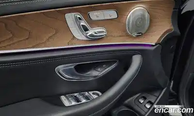 Mercedes-Benz E-Class 2022 2.0 Автомат в Москве № 161876, миниатюра 4