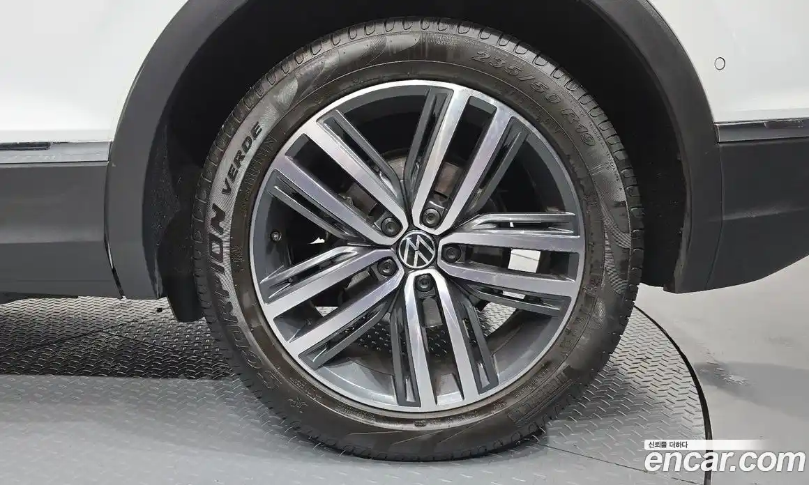 Volkswagen Tiguan 2023 2.0 Автомат в Москве № 168710, фото 18