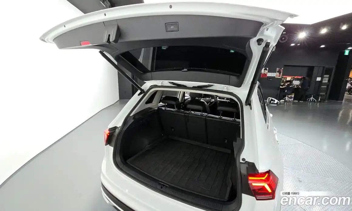 Volkswagen Tiguan 2023 2.0 Автомат в Москве № 168710, фото 3