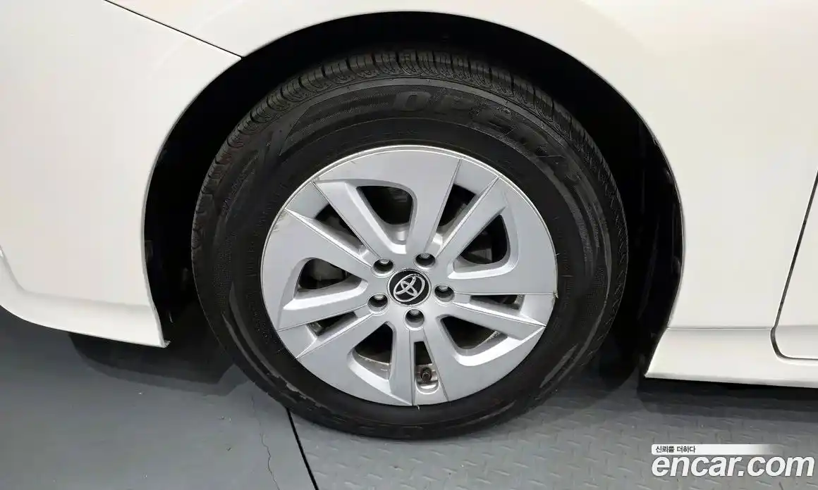 Toyota Prius 2016 1.8 Автомат в Москве № 199614, фото 17