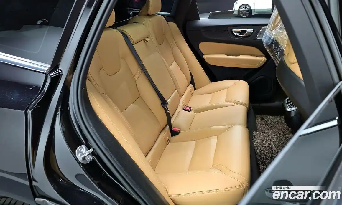 Volvo XC60 2022 2.0 Автомат в Москве № 212850, фото 4