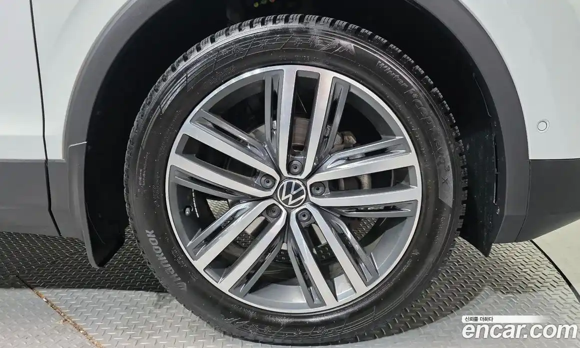 Volkswagen Tiguan 2023 2.0 Автомат в Москве № 168772, фото 18