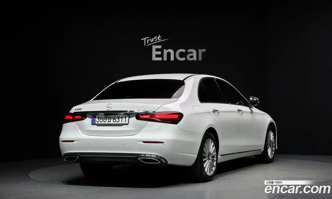 Mercedes-Benz E-Class 2021 2.0 Автомат в Москве № 193535, фото 3