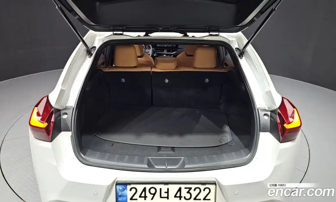 Lexus UX 2024 2.0 Автомат в Москве № 168105, фото 20