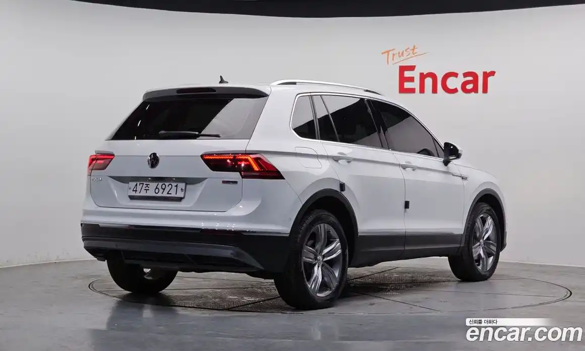 Volkswagen Tiguan 2018 2.0 Автомат в Москве № 232203, фото 1