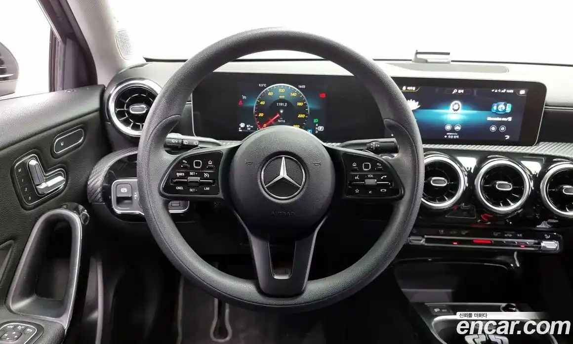 Mercedes-Benz A-Class 2019 2.0 Автомат в Москве № 161170, фото 14