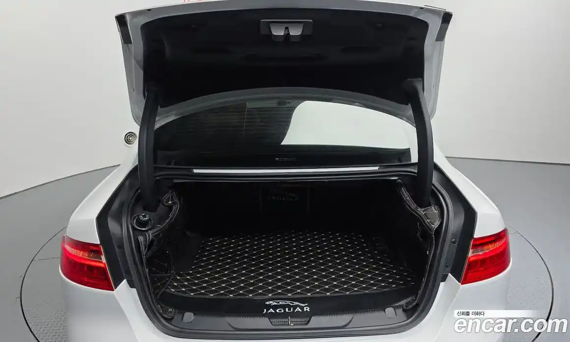 Jaguar XE 2016 2.0 Автомат в Москве № 335825, фото 15