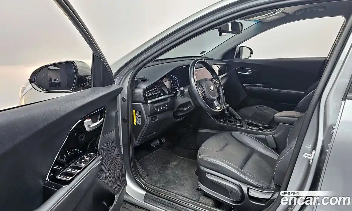 Kia Niro 2020 1.6 Автомат в Москве № 134080, фото 18