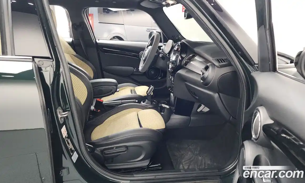 Mini Cooper 2023 2.0 Автомат в Москве № 198352, фото 7