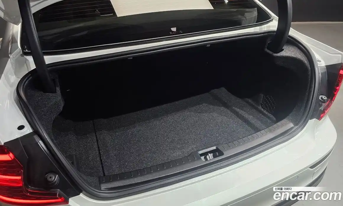 Volvo S60 2024 2.0 Автомат в Москве № 212795, фото 3