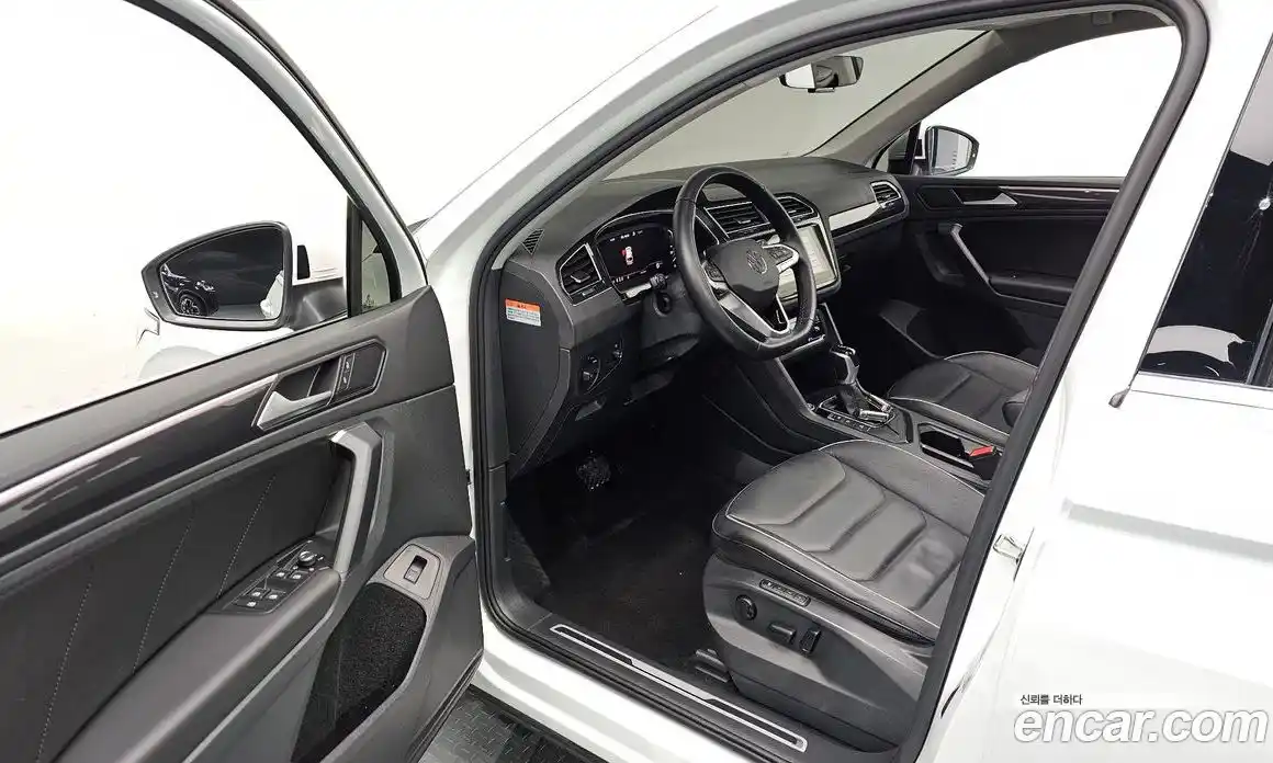 Volkswagen Tiguan 2023 2.0 Автомат в Москве № 272534, фото 3
