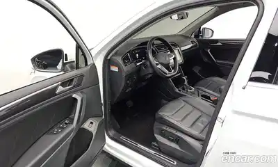 Volkswagen Tiguan 2023 2.0 Автомат в Москве № 272534, миниатюра 3