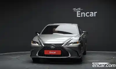 Lexus ES, 2025