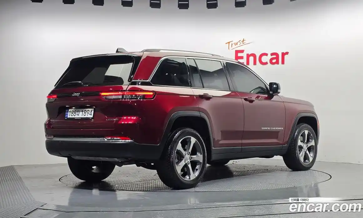 Jeep Cherokee 2023 3.6 Автомат в Москве № 199400, фото 10