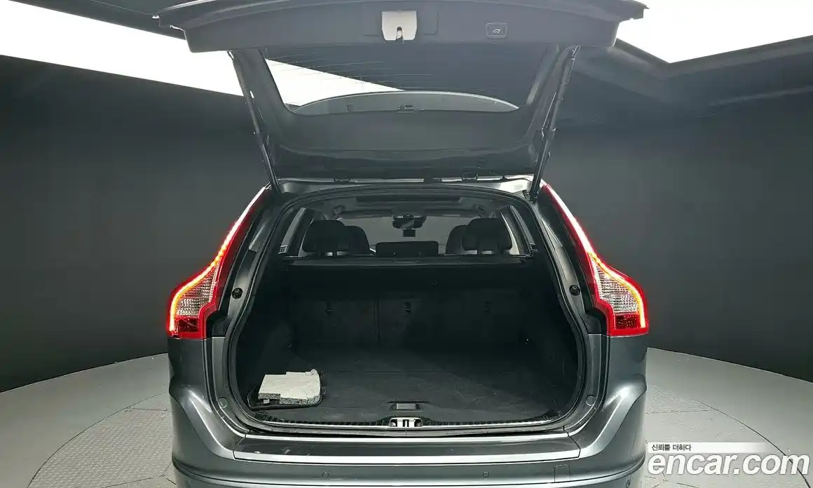 Volvo XC60 2017 2.0 Автомат в Москве № 201187, фото 3