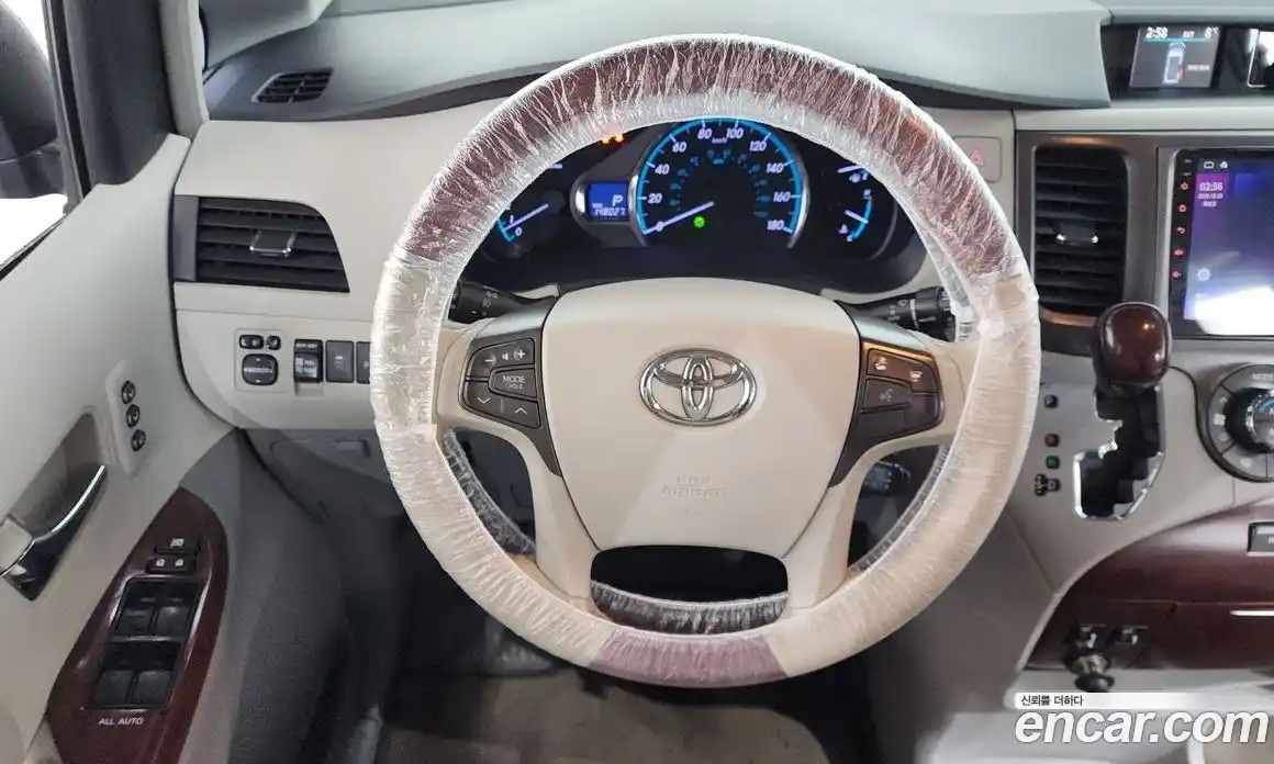 Toyota Sienna 2014 3.5 Автомат в Москве № 215529, фото 19