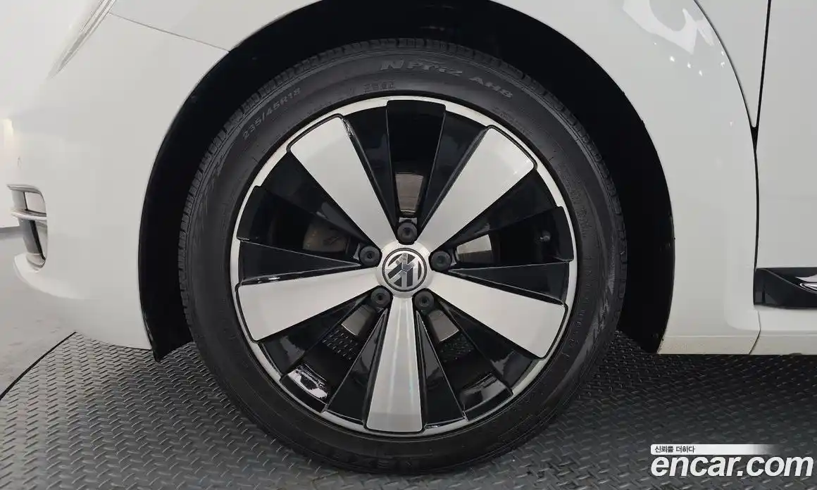 Volkswagen Beatle 2015 2.0 Автомат в Москве № 172337, фото 6