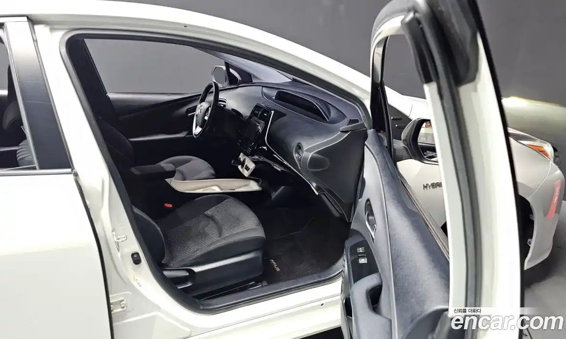 Toyota Prius 2016 1.8 Автомат в Москве № 199708, фото 13