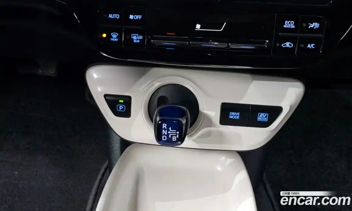 Toyota Prius 2016 1.8 Автомат в Москве № 199708, фото 15