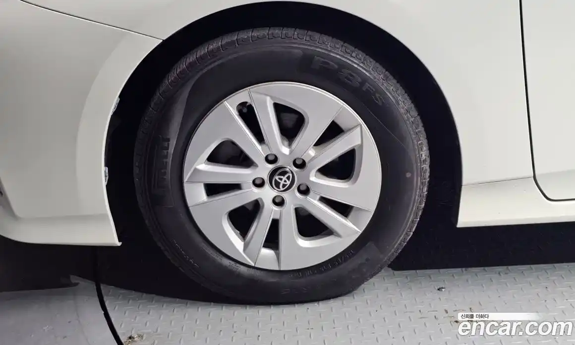 Toyota Prius 2016 1.8 Автомат в Москве № 199708, фото 20