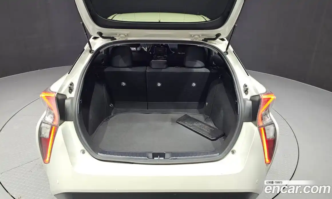 Toyota Prius 2016 1.8 Автомат в Москве № 199708, фото 9