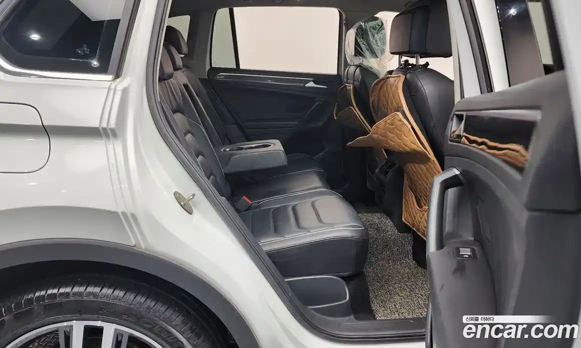 Volkswagen Tiguan 2022 2.0 Автомат в Москве № 215096, фото 3