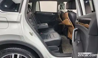 Volkswagen Tiguan 2022 2.0 Автомат в Москве № 215096, миниатюра 3