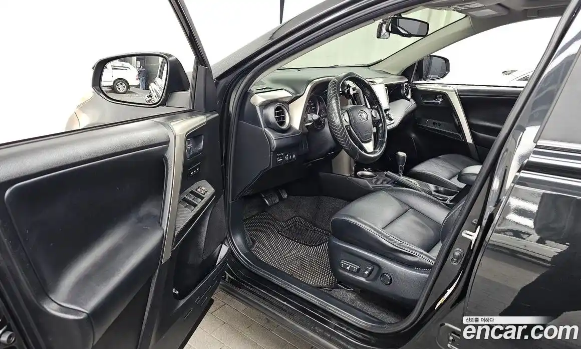 Toyota RAV4 2015 2.5 Автомат в Москве № 334681, фото 17