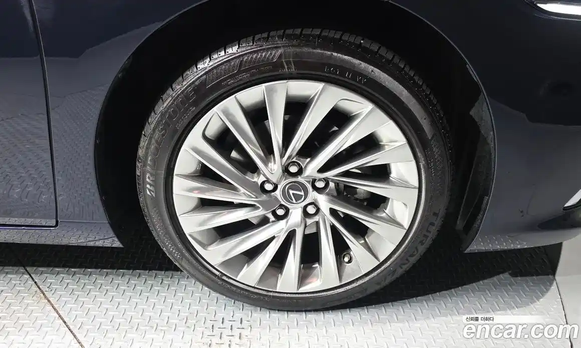 Lexus ES 2023 2.5 Автомат в Москве № 168118, фото 5