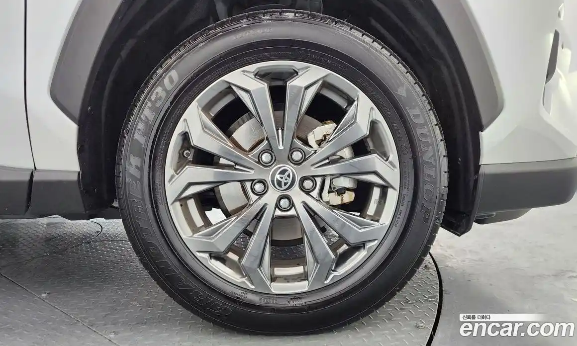 Toyota RAV4 2025 2.5 Автомат в Москве № 199530, фото 9