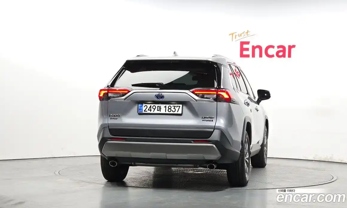 Toyota RAV4 2023 2.5 Автомат в Москве № 199561, фото 13