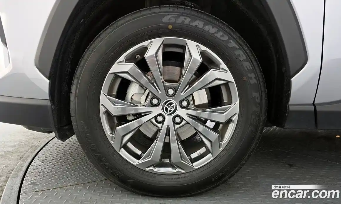 Toyota RAV4 2023 2.5 Автомат в Москве № 199561, фото 3