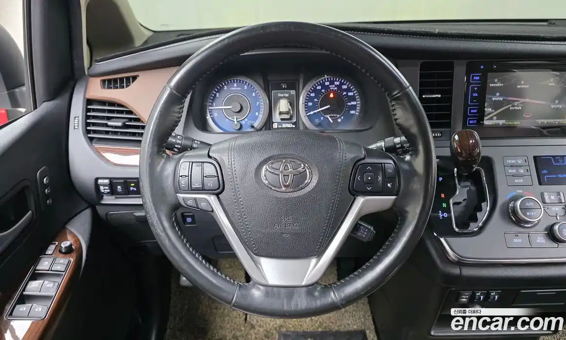 Toyota Sienna 2017 3.5 Автомат в Москве № 215551, фото 13