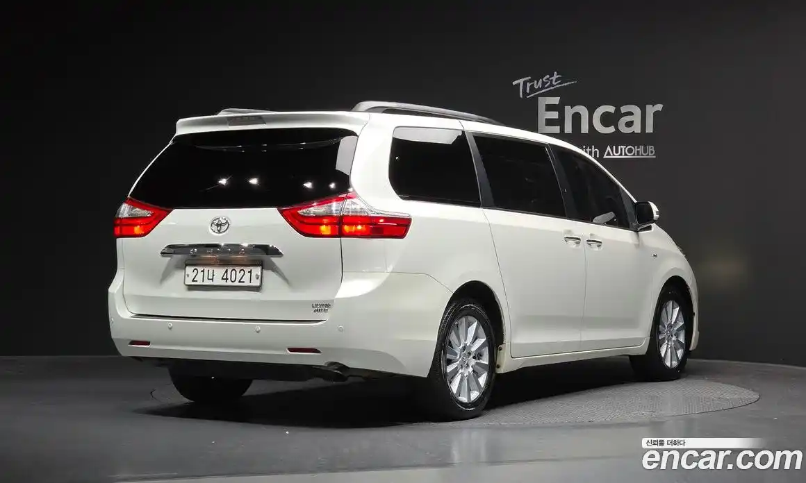 Toyota Sienna 2017 3.5 Автомат в Москве № 215551, фото 16