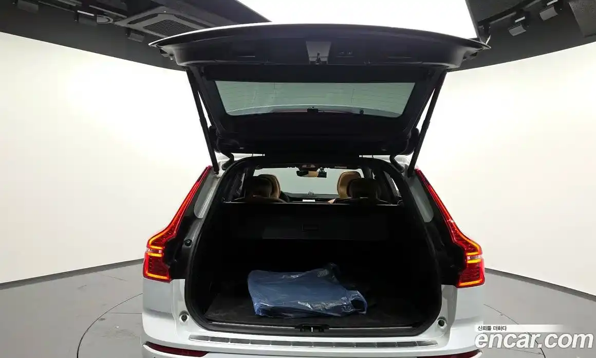 Volvo XC60 2022 2.0 Автомат в Москве № 228058, фото 1