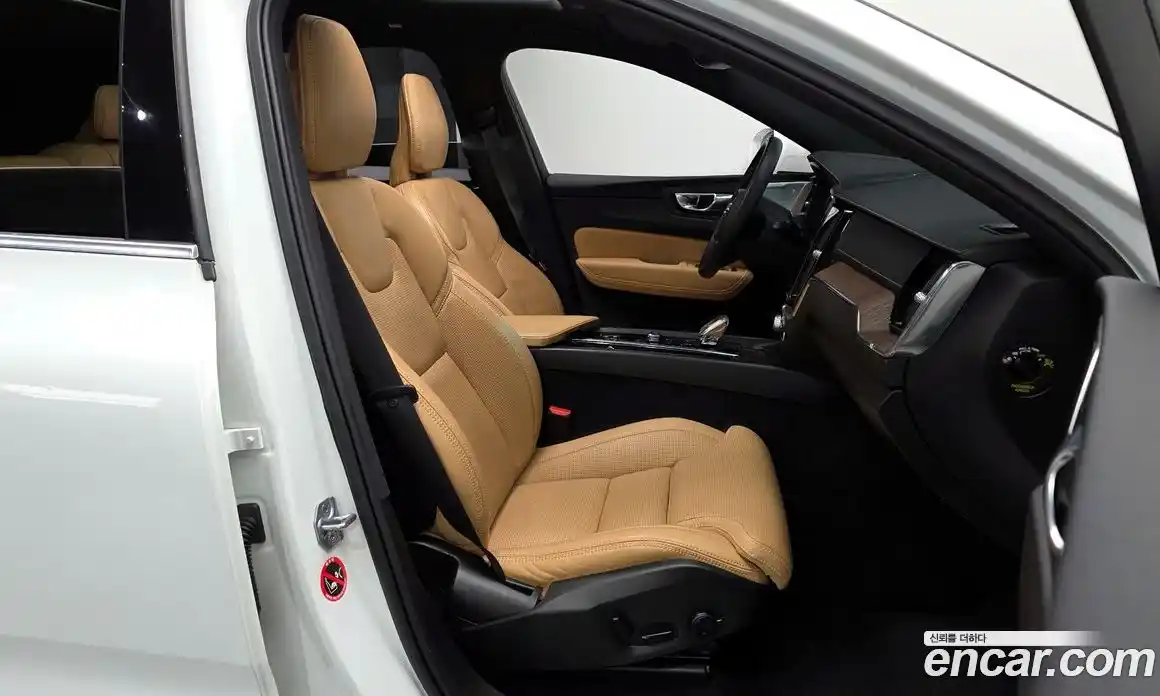 Volvo XC60 2022 2.0 Автомат в Москве № 228058, фото 7