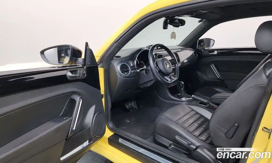 Volkswagen Beatle 2013 2.0 Автомат в Москве № 169095, фото 14