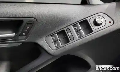 Volkswagen Tiguan 2015 2.0 Автомат в Москве № 215320, миниатюра 3