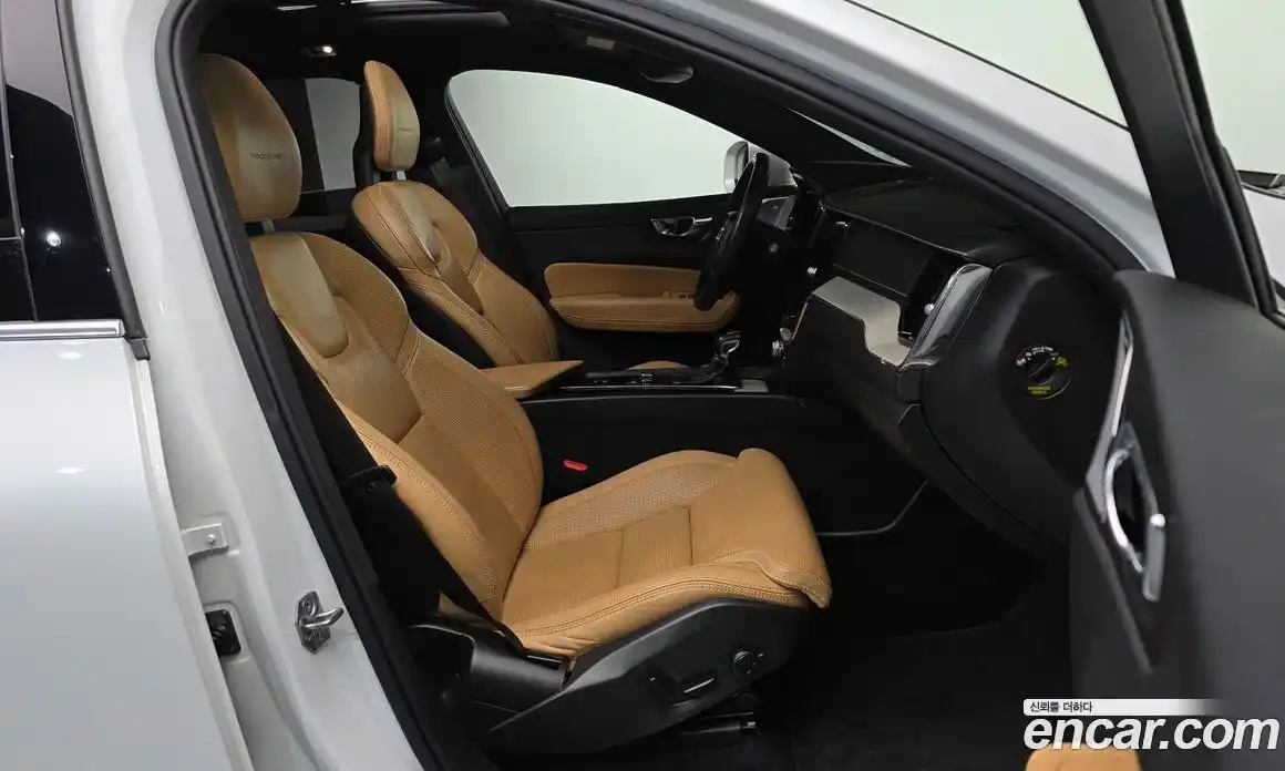 Volvo XC60 2018 2.0 Автомат в Москве № 230608, фото 3