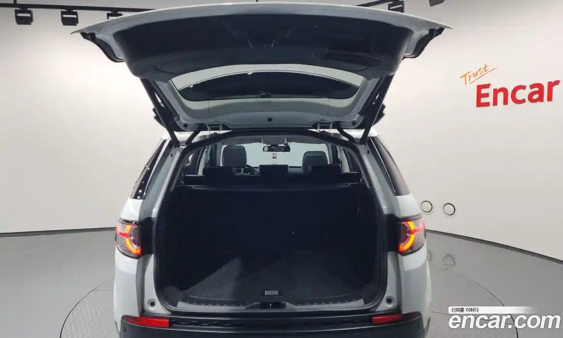 Land Rover Discovery Sport 2017 2.0 Автомат в Москве № 315664, фото 3