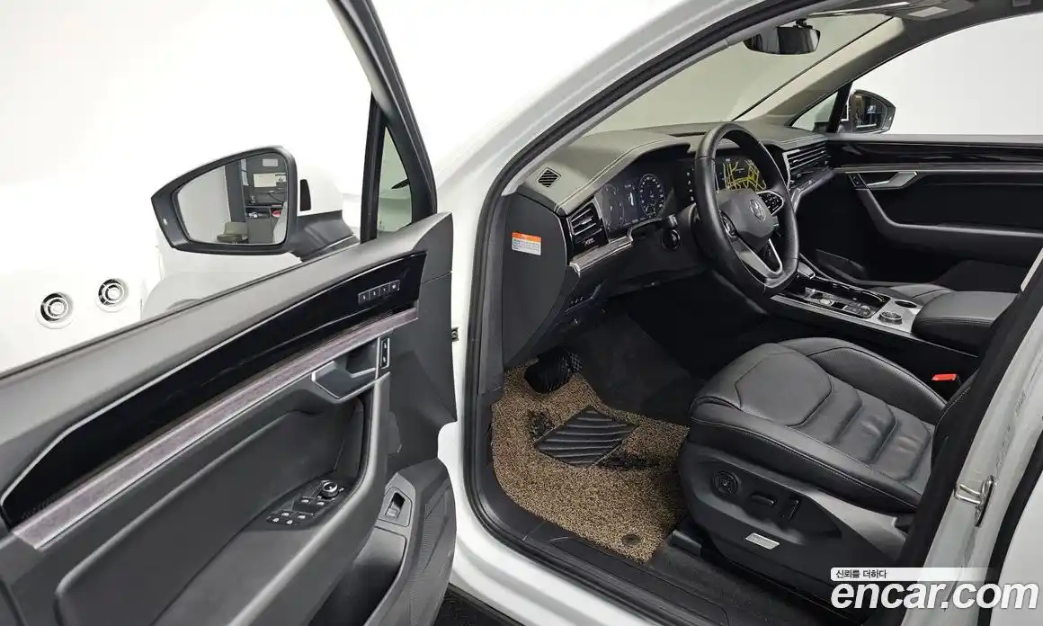 Volkswagen Touareg 2023 3.0 Автомат в Москве № 215289, фото 8