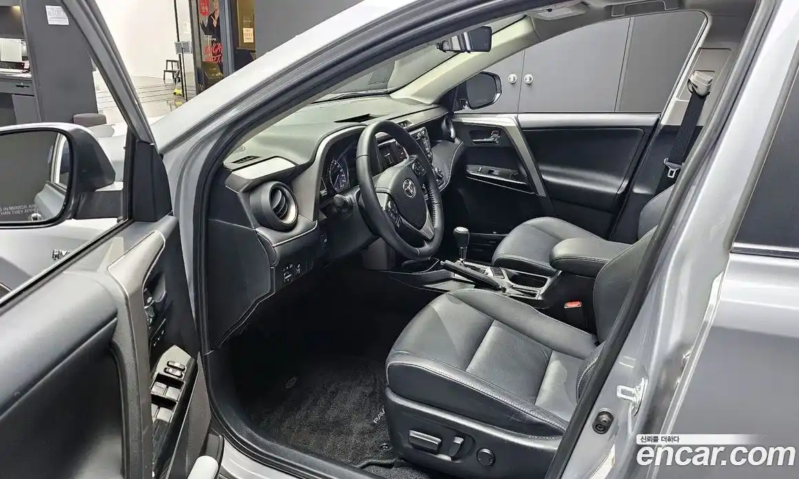 Toyota RAV4 2017 2.5 Автомат в Москве № 215506, фото 11