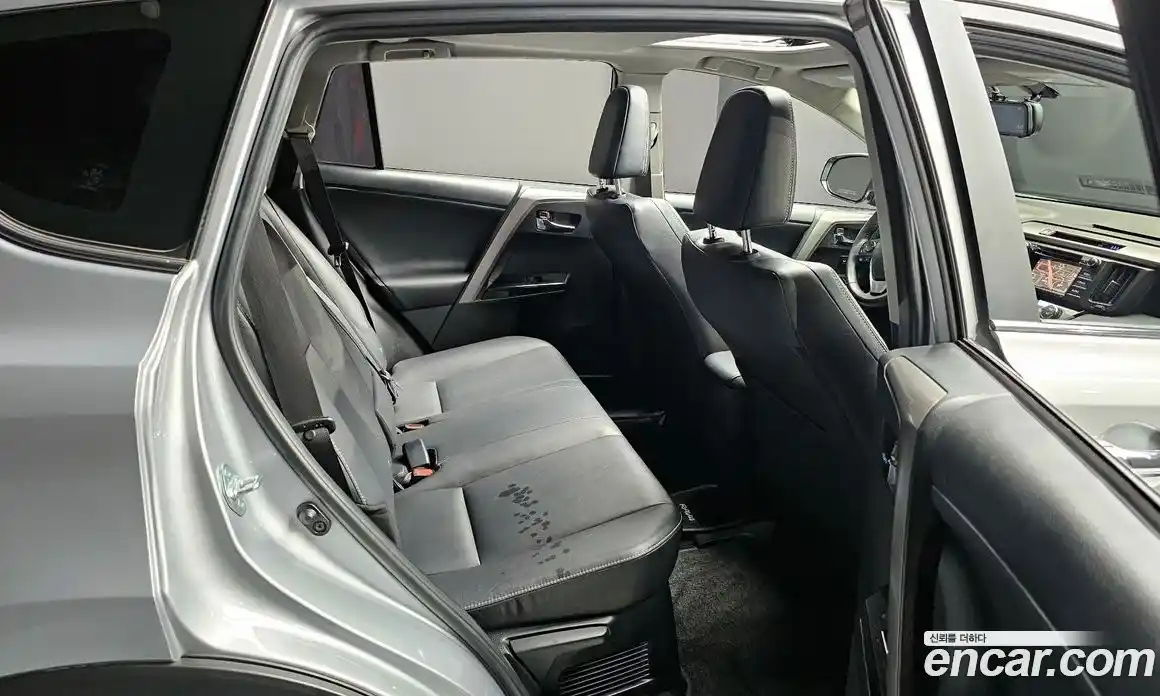 Toyota RAV4 2017 2.5 Автомат в Москве № 215506, фото 3