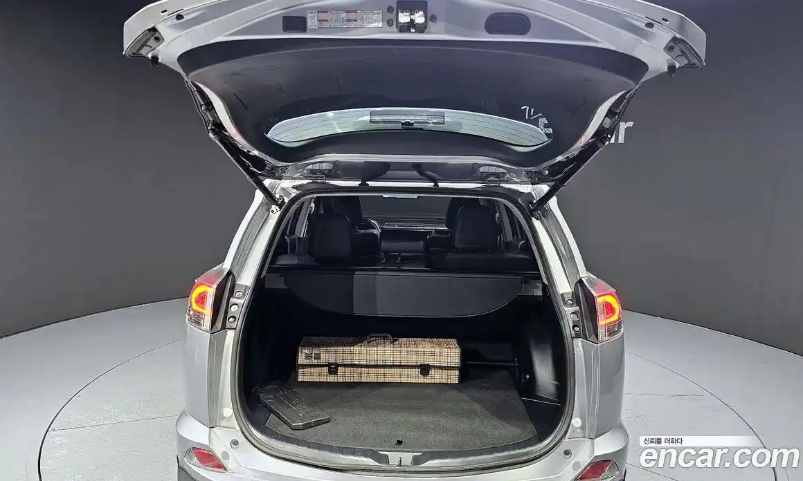 Toyota RAV4 2017 2.5 Автомат в Москве № 215506, фото 7