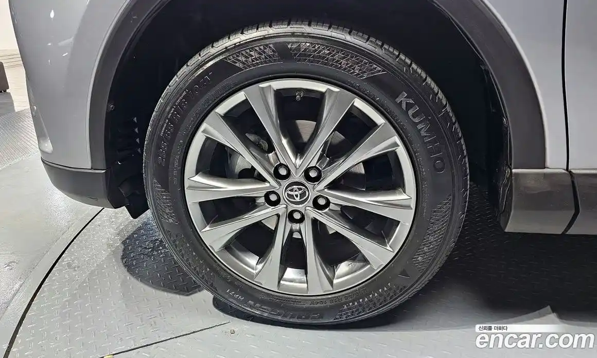 Toyota RAV4 2017 2.5 Автомат в Москве № 215506, фото 10