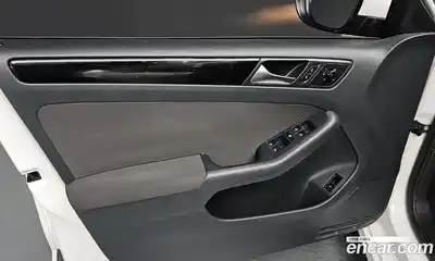 Volkswagen Jetta 2011 2.0 Автомат в Москве № 232127, миниатюра 2