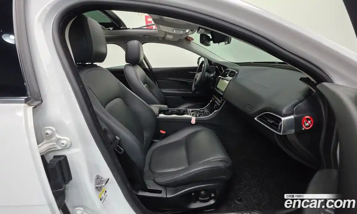 Jaguar XE 2017 2.0 Автомат в Москве № 305002, фото 11