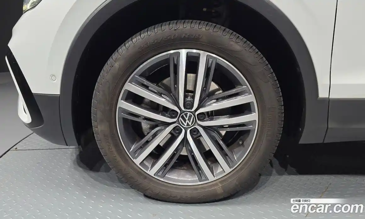 Volkswagen Tiguan 2023 2.0 Автомат в Москве № 168478, фото 9