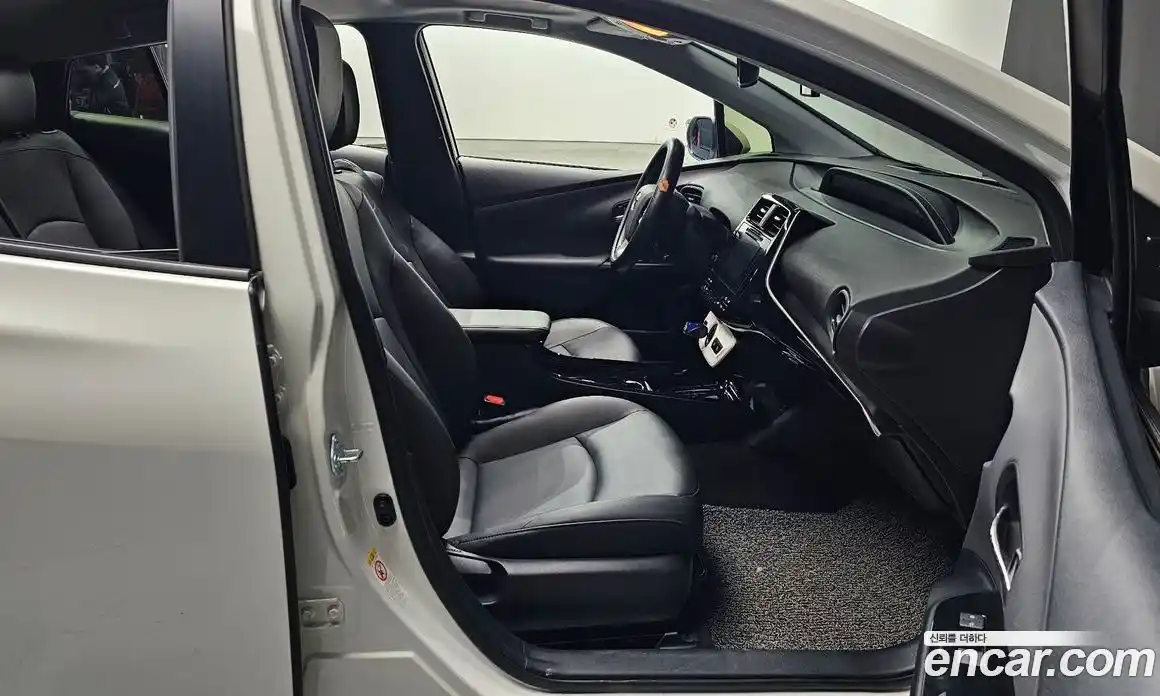 Toyota Prius 2017 1.8 Автомат в Москве № 215536, фото 19