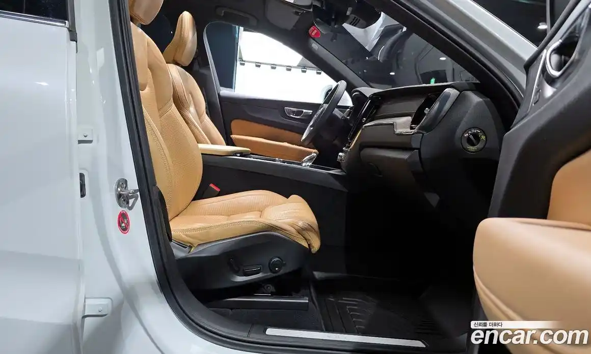 Volvo XC60 2022 2.0 Автомат в Москве № 164408, фото 4